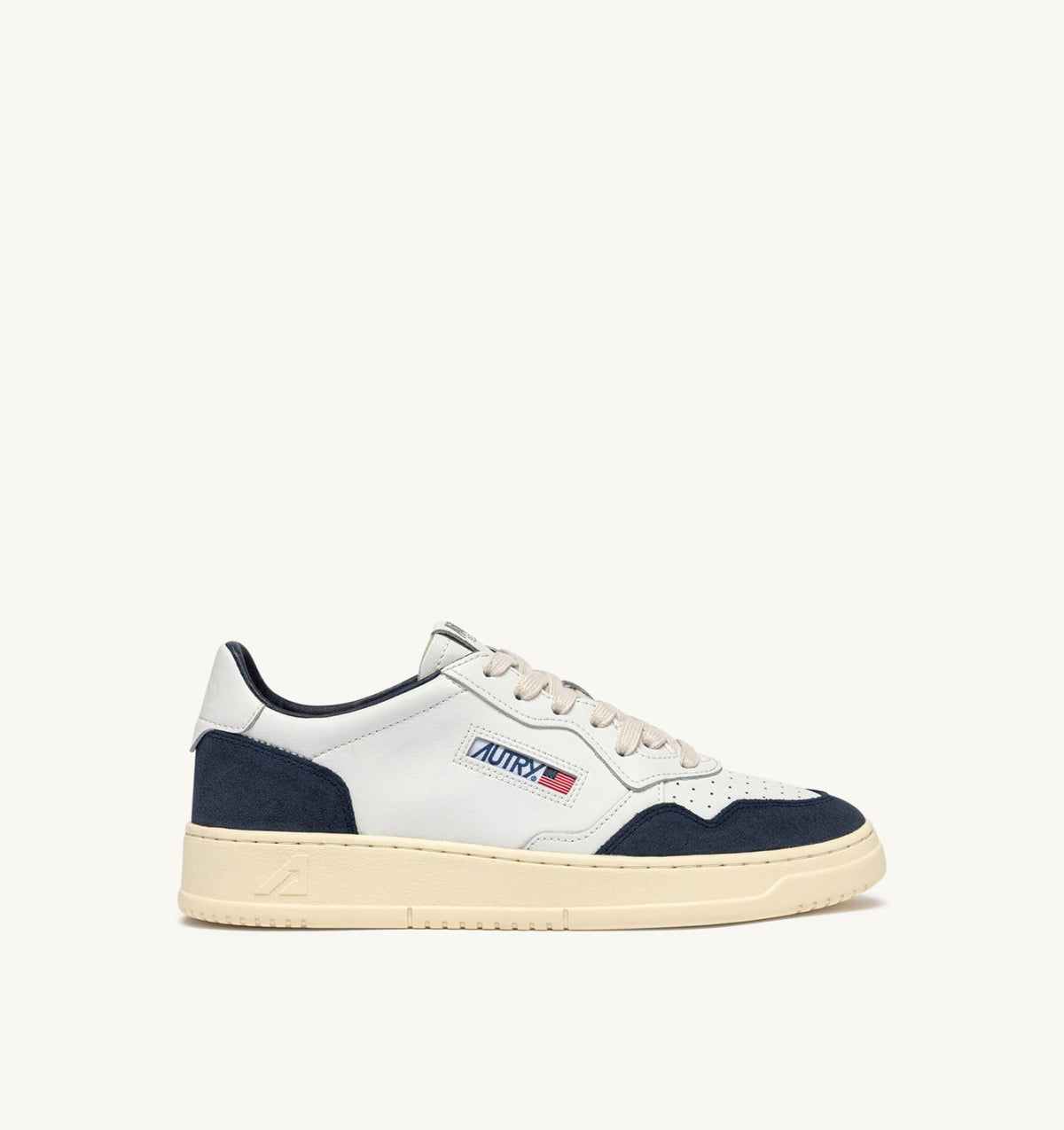 AUTRY BASKETS MEDALIST LOW EN CUIR BLANC ET DAIM DENIM