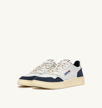 AUTRY BASKETS MEDALIST LOW EN CUIR BLANC ET DAIM DENIM