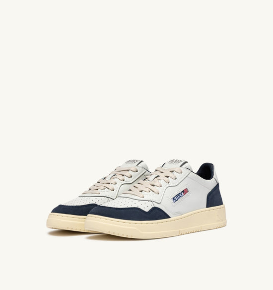 AUTRY BASKETS MEDALIST LOW EN CUIR BLANC ET DAIM DENIM