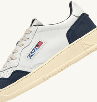 AUTRY BASKETS MEDALIST LOW EN CUIR BLANC ET DAIM DENIM