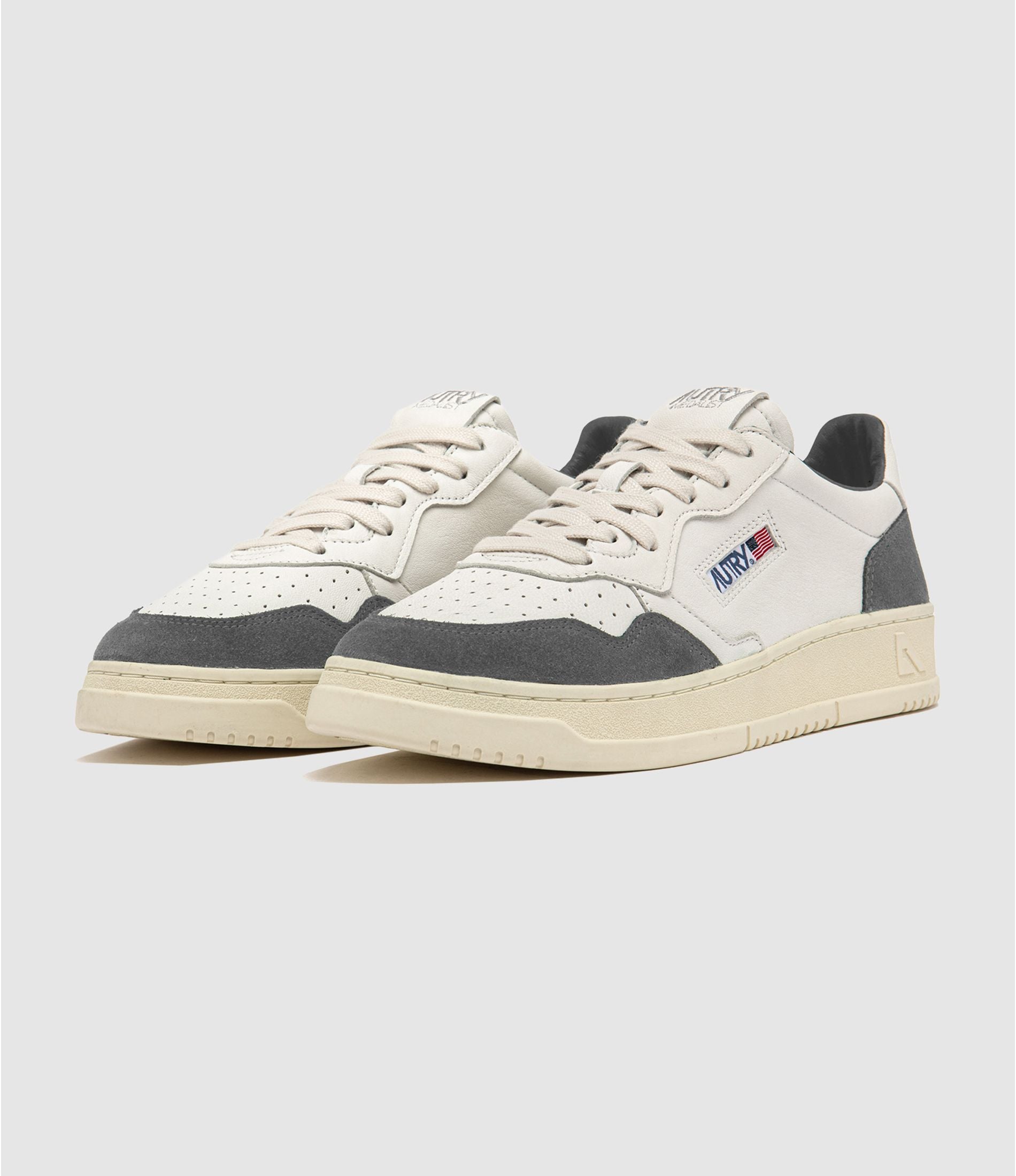 AUTRY BASKETS MEDALIST LOW EN CUIR BLANC ET DAIM MOREL FRONT