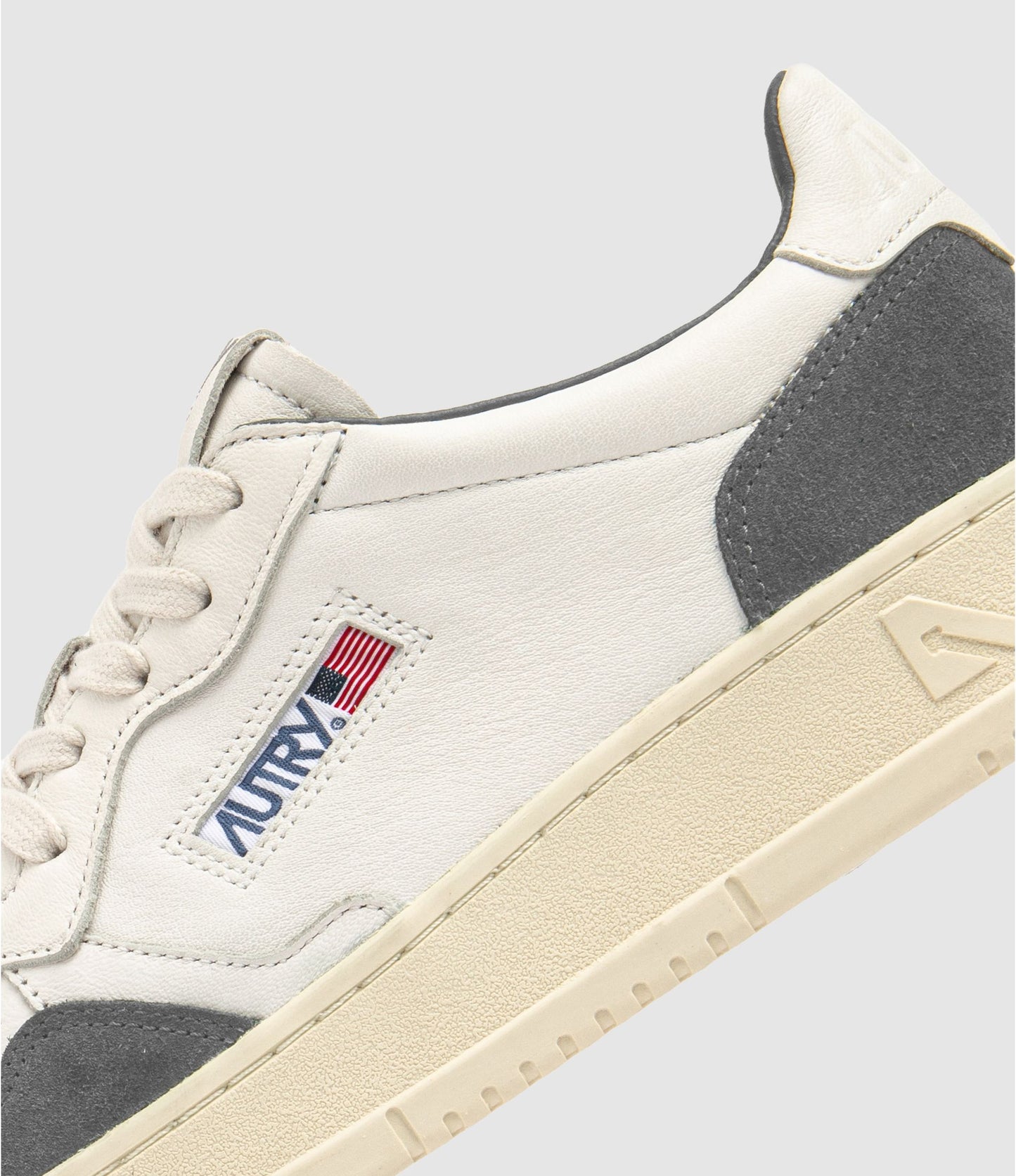 AUTRY BASKETS MEDALIST LOW EN CUIR BLANC ET DAIM MOREL ZOOM