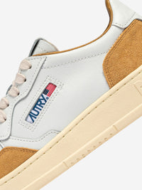 AUTRY BASKETS MEDALIST LOW EN CUIR BLANC ET DAIM MOUTARDE