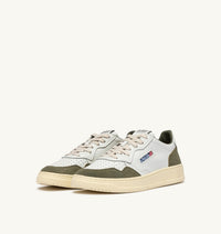 AUTRY BASKETS MEDALIST LOW EN CUIR BLANC ET DAIM SMOKED GREEN