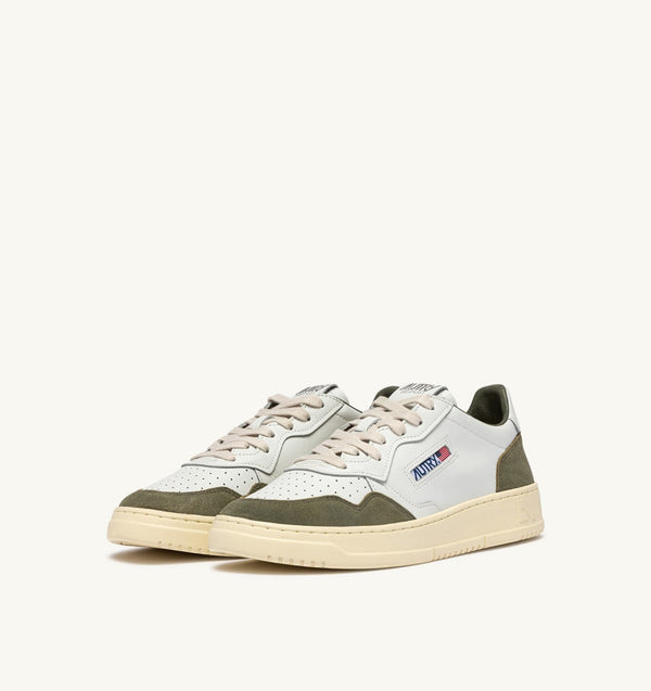 AUTRY BASKETS MEDALIST LOW EN CUIR BLANC ET DAIM SMOKED GREEN