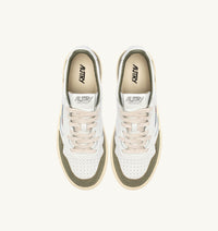 AUTRY BASKETS MEDALIST LOW EN CUIR BLANC ET DAIM SMOKED GREEN