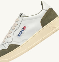 AUTRY BASKETS MEDALIST LOW EN CUIR BLANC ET DAIM SMOKED GREEN