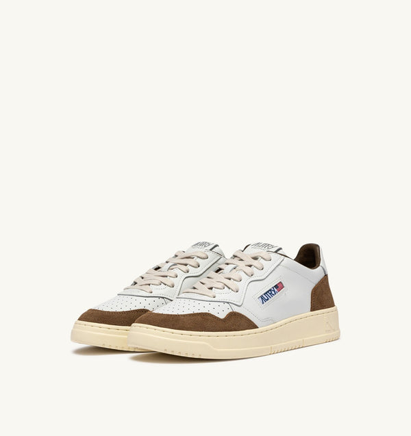 AUTRY BASKETS MEDALIST LOW EN CUIR BLANC ET DAIM TABAC