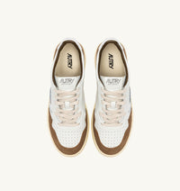 AUTRY BASKETS MEDALIST LOW EN CUIR BLANC ET DAIM TABAC