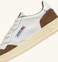 AUTRY BASKETS MEDALIST LOW EN CUIR BLANC ET DAIM TABAC