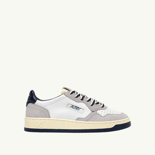 AUTRY BASKETS MEDALIST LOW EN CUIR BLANC ET DAIM VAPOR