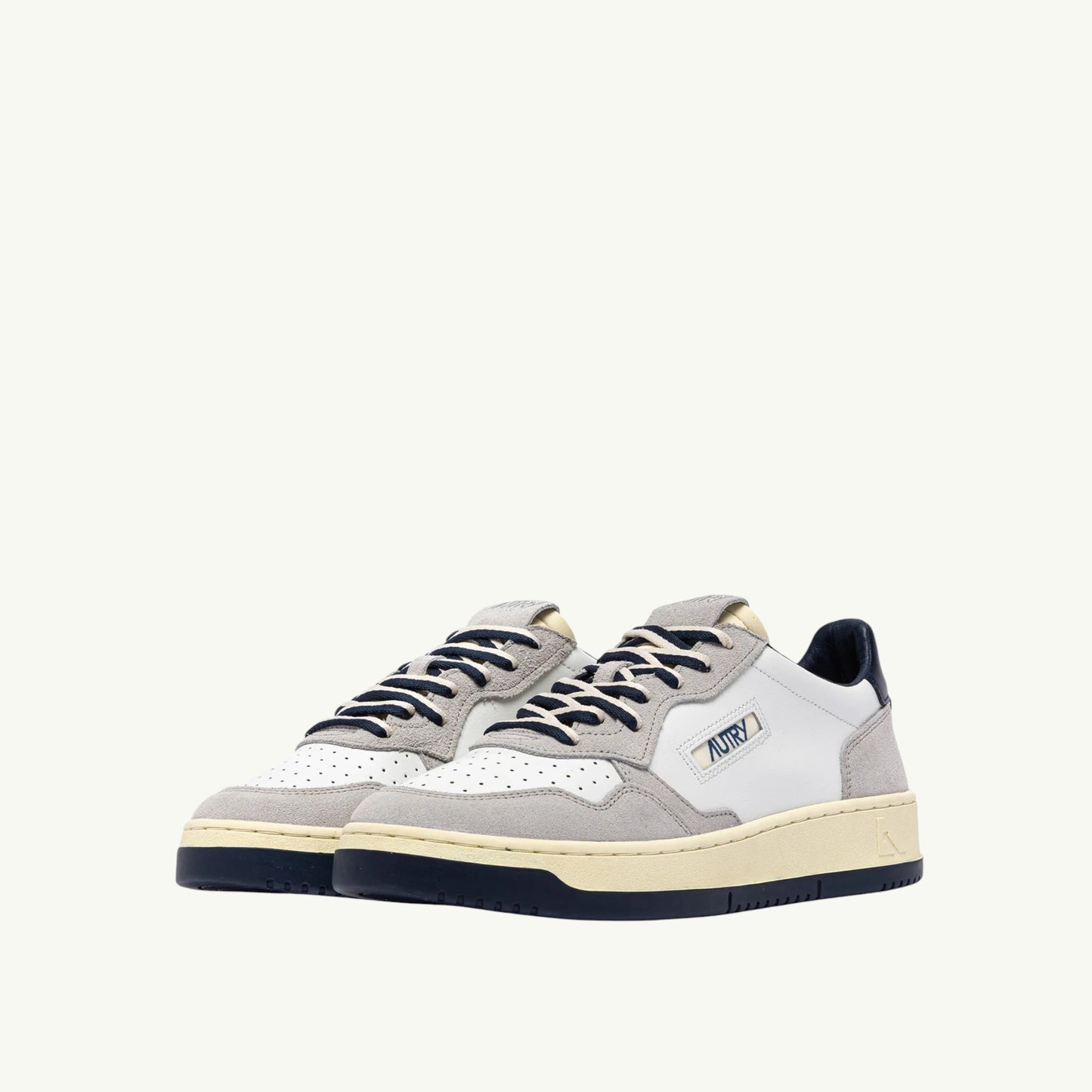 AUTRY BASKETS MEDALIST LOW EN CUIR BLANC ET DAIM VAPOR