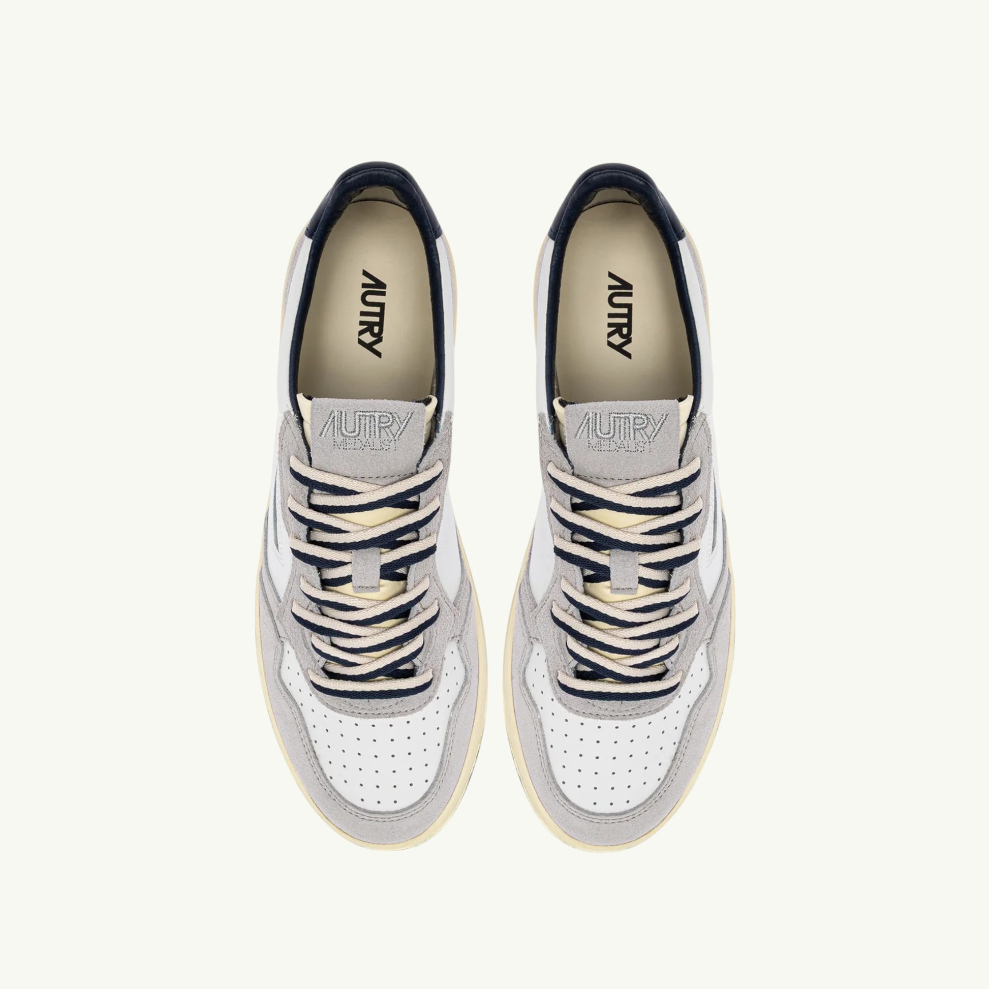 AUTRY BASKETS MEDALIST LOW EN CUIR BLANC ET DAIM VAPOR