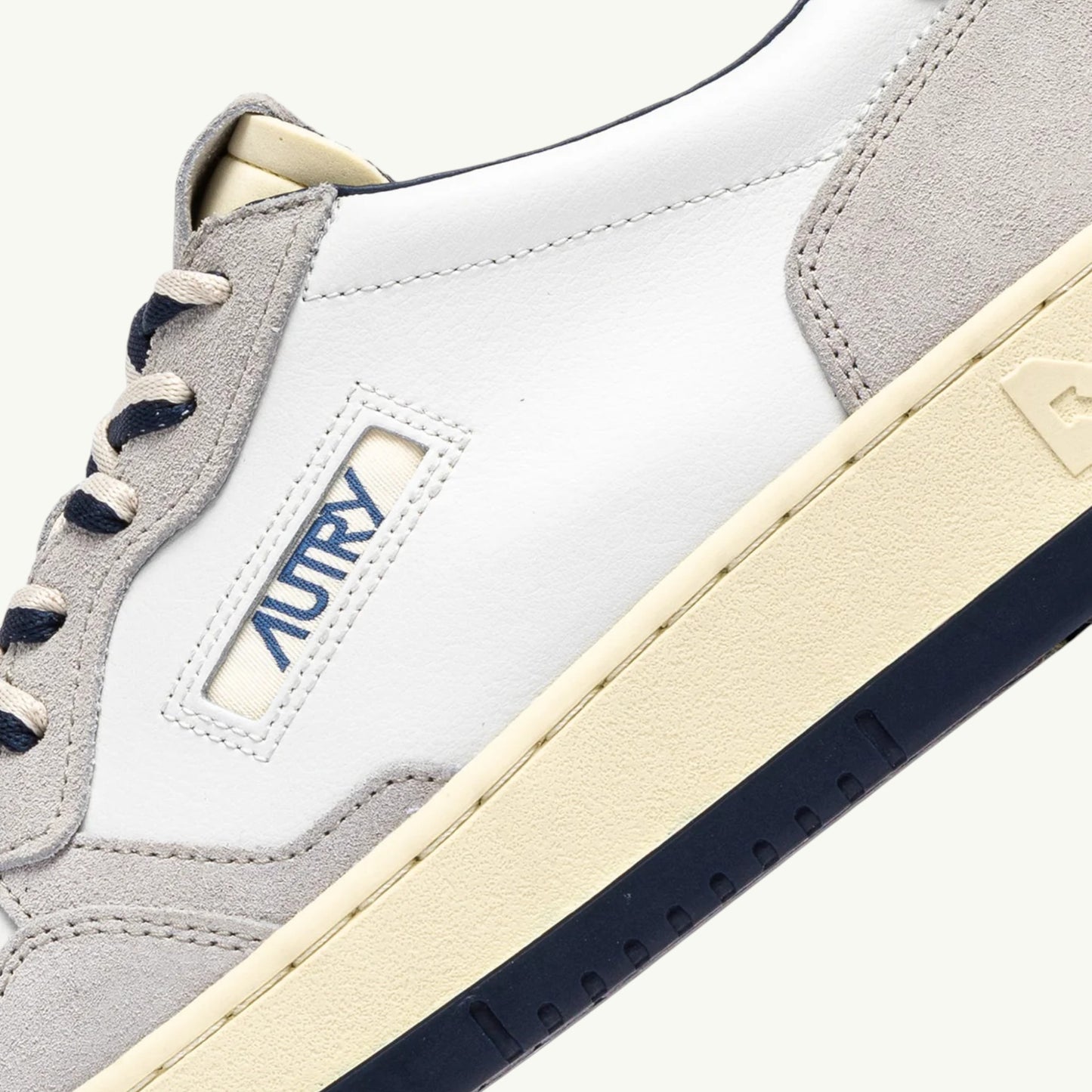 AUTRY BASKETS MEDALIST LOW EN CUIR BLANC ET DAIM VAPOR