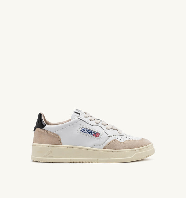 AUTRY BASKETS MEDALIST LOW EN CUIR BLANC ET NOIR ET DAIM BEIGE — Autry