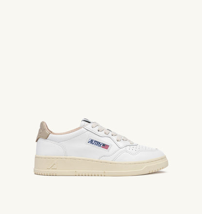 AUTRY BASKETS MEDALIST LOW EN CUIR BLANC ET TIDAL FOAM