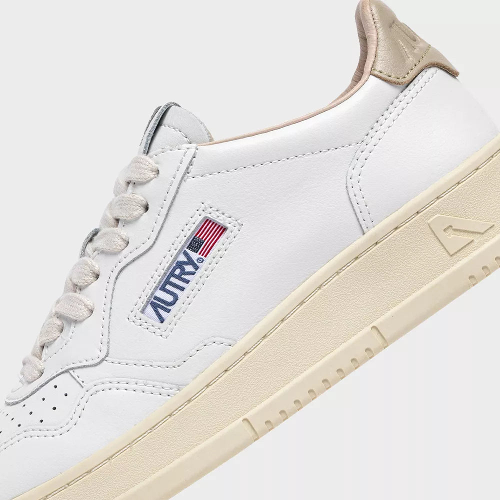 AUTRY BASKETS MEDALIST LOW EN CUIR BLANC ET TIDAL FOAM ZOOM 