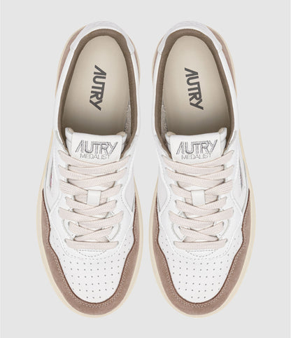 AUTRY BASKETS MEDALIST LOW EN CUIR BLANC ET TOBACCO TOP
