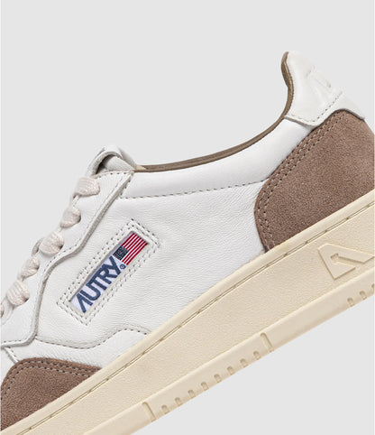 AUTRY BASKETS MEDALIST LOW EN CUIR BLANC ET TOBACCO ZOOM