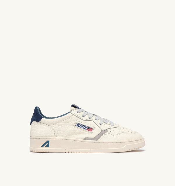 AUTRY BASKETS MEDALIST LOW EN CUIR BLUE DEPTHS ET VAPOR — Autry