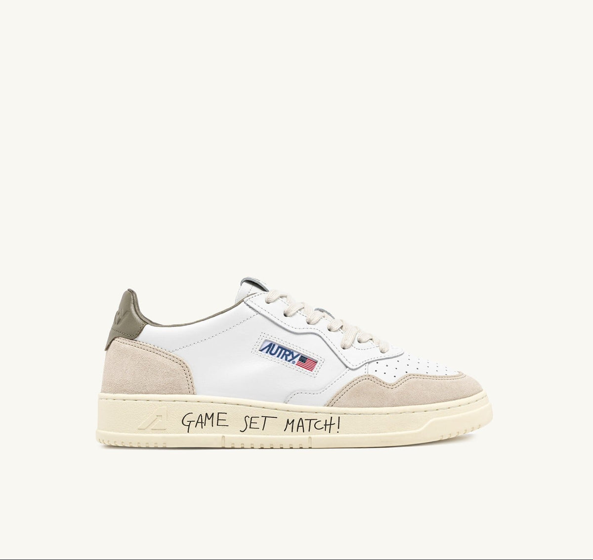 AUTRY BASKETS MEDALIST LOW EN CUIR ET DAIM BLANC ET COVERT GREEN AVEC LETTRAGE