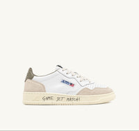 AUTRY BASKETS MEDALIST LOW EN CUIR ET DAIM BLANC ET COVERT GREEN AVEC LETTRAGE