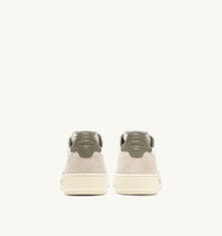 AUTRY BASKETS MEDALIST LOW EN CUIR ET DAIM BLANC ET COVERT GREEN AVEC LETTRAGE