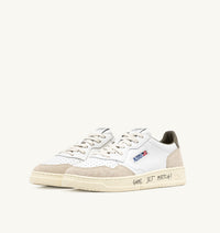 AUTRY BASKETS MEDALIST LOW EN CUIR ET DAIM BLANC ET COVERT GREEN AVEC LETTRAGE