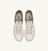 AUTRY BASKETS MEDALIST LOW EN CUIR ET DAIM BLANC ET COVERT GREEN AVEC LETTRAGE