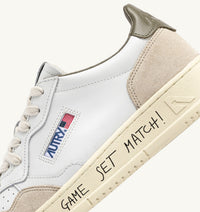 AUTRY BASKETS MEDALIST LOW EN CUIR ET DAIM BLANC ET COVERT GREEN AVEC LETTRAGE