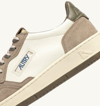 AUTRY BASKETS MEDALIST LOW EN CUIR ET DAIM COVERT GREEN ET LICORICE