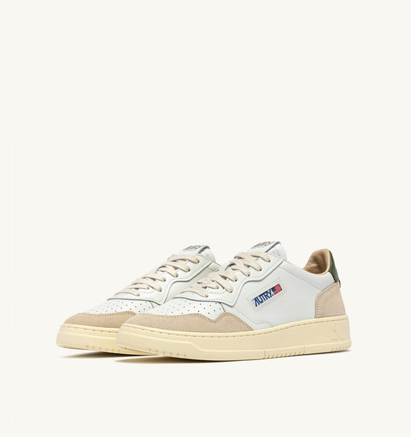 AUTRY BASKETS MEDALIST LOW EN DAIM ET CUIR BLANC ET BRONZE GREEN