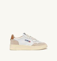 AUTRY BASKETS MEDALIST LOW EN DAIM ET CUIR BLANC ET LION