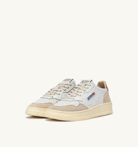 AUTRY BASKETS MEDALIST LOW EN DAIM ET CUIR BLANC ET LION