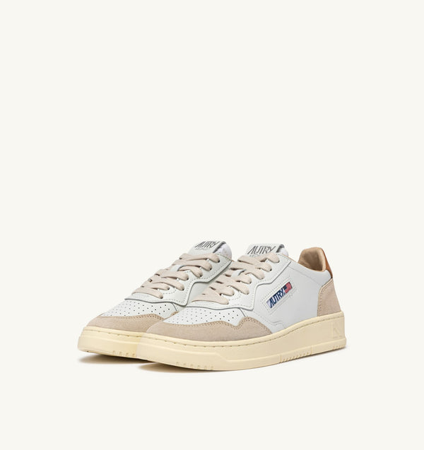 AUTRY BASKETS MEDALIST LOW EN DAIM ET CUIR BLANC ET LION