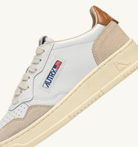 AUTRY BASKETS MEDALIST LOW EN DAIM ET CUIR BLANC ET LION