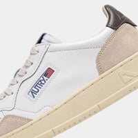 AUTRY BASKETS MEDALIST LOW EN DAIM ET CUIR BLANC ET MOREL ZOOM
