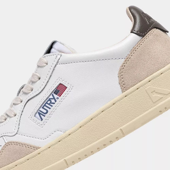 AUTRY BASKETS MEDALIST LOW EN DAIM ET CUIR BLANC ET MOREL ZOOM
