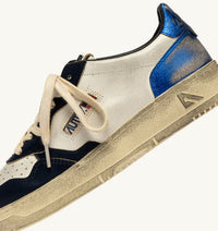 AUTRY BASKETS MEDALIST LOW SUPER VINTAGE EN CUIR BLANC BLUE SPACE ET BLEU