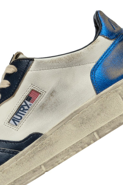 AUTRY BASKETS MEDALIST LOW SUPER VINTAGE EN CUIR BLANC ET BLEU ZOOM