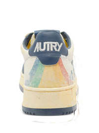 AUTRY BASKETS MEDALIST LOW SUPER VINTAGE EN CUIR BLANC ET ENSBLUE BACK