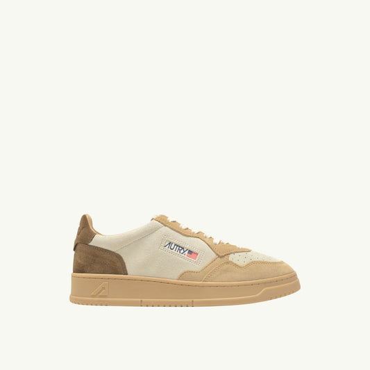 AUTRY BASKETS MEDALIST LOW TRICOLOR EN DAIM PEANUT ET TRUNDRA