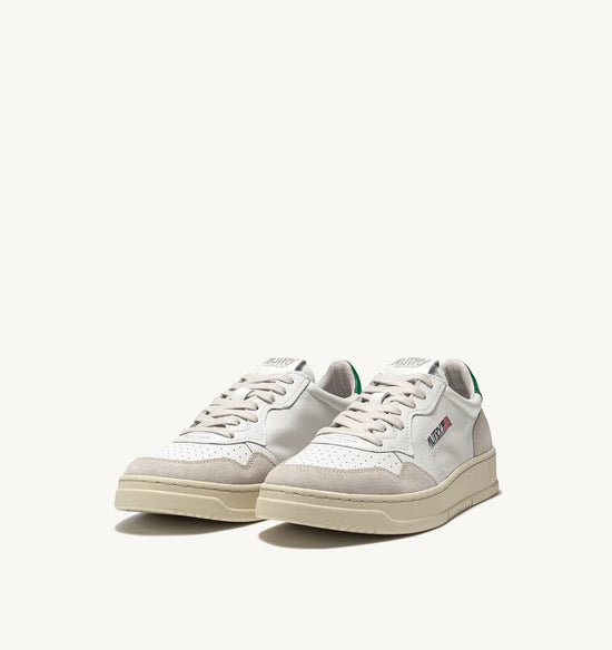 AUTRY MEDALIST LOW EN CUIR BLANC ET AMAZON ET DAIM BEIGE