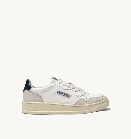 AUTRY MEDALIST LOW EN CUIR BLANC ET BLEU ET DAIM BEIGE — Autry