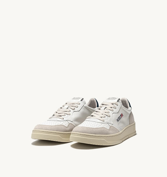 AUTRY MEDALIST LOW EN CUIR BLANC ET BLEU ET DAIM BEIGE