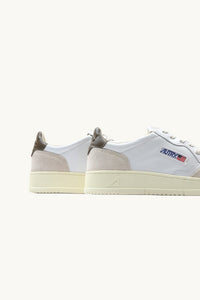 AUTRY MEDALIST LOW EN CUIR BLANC ET TEAK ET DAIM BEIGE