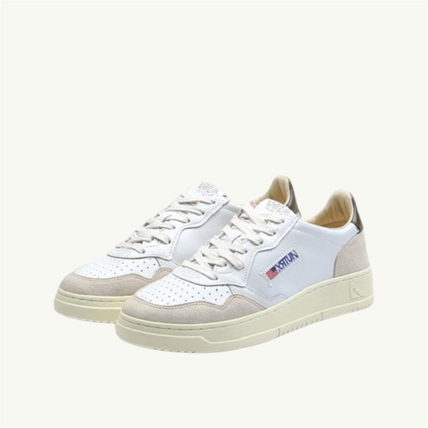 AUTRY MEDALIST LOW EN CUIR BLANC ET TEAK ET DAIM BEIGE