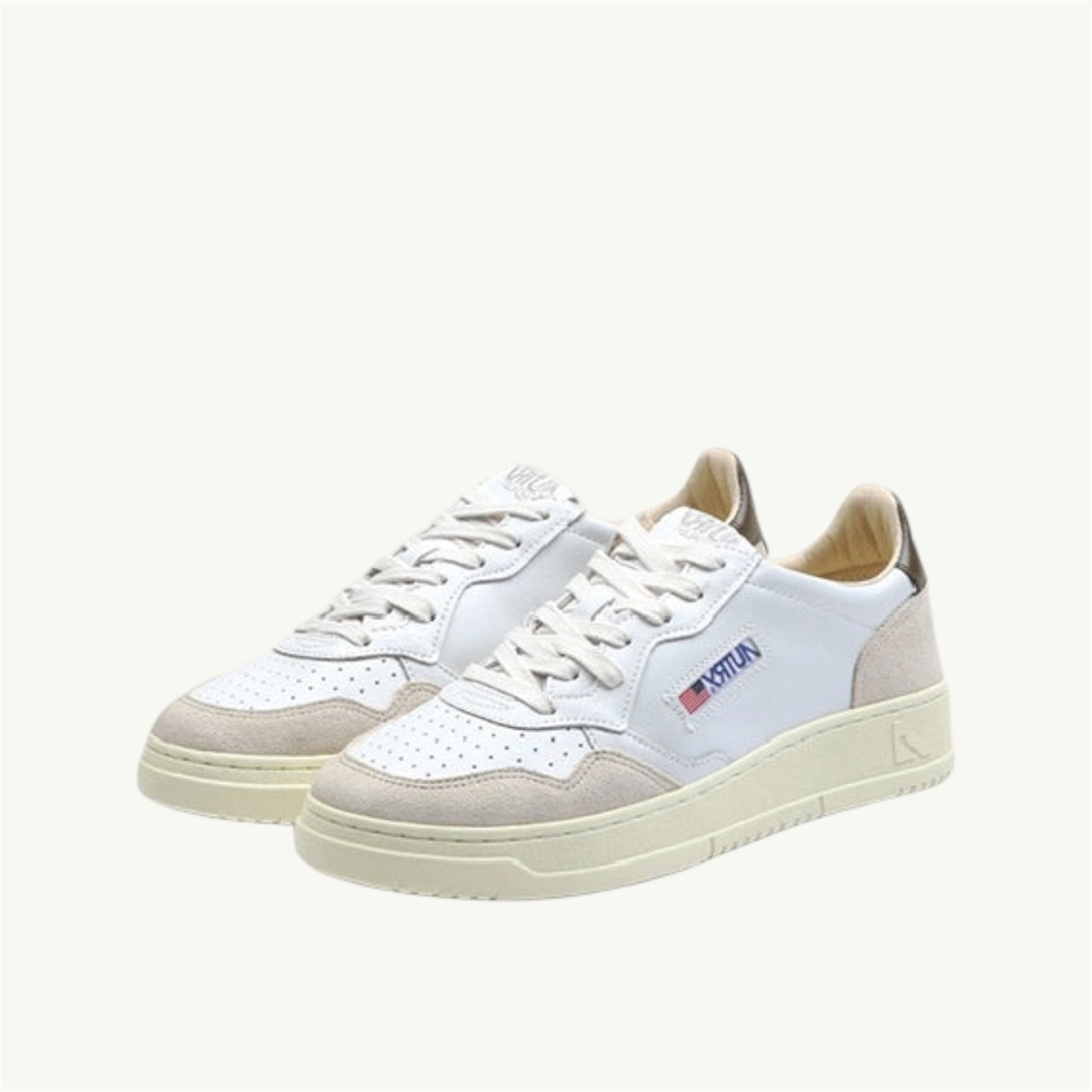 AUTRY MEDALIST LOW EN CUIR BLANC ET TEAK ET DAIM BEIGE