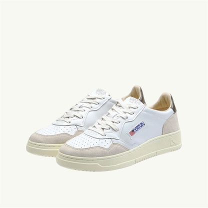 AUTRY MEDALIST LOW EN CUIR BLANC ET TEAK ET DAIM BEIGE