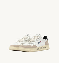 AUTRY MEDALIST LOW EN CUIR ET DAIM NOIR ET BLANC AVEC LETTRAGE